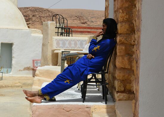 ein "Guide" in den Farben der Tuareg wartet auf Kunden