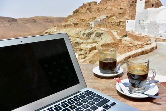 wir sitzen hoch oben über dem Tal bei tiefschwarzem Kaffee