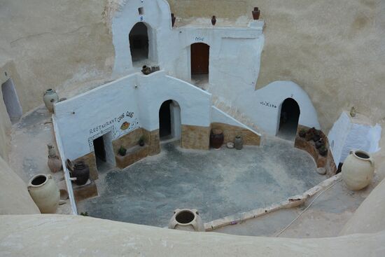 ein gewagter Blick in die oben offene Wohnhöhle des Hotels