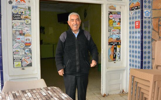 Abdoul aus Matmata vor seinem Restaurant