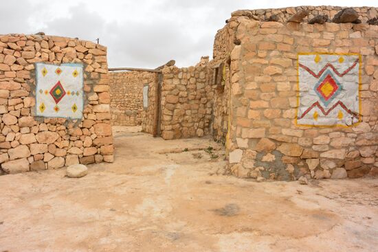 farbenfrohe Ornamente an den Wänden