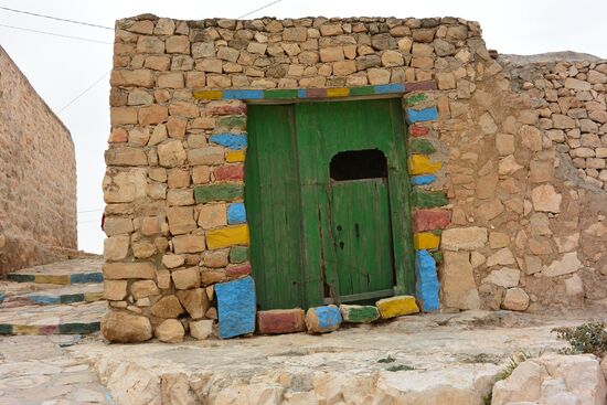 die Berber gestalten ihre Mauern, Eingänge und Tore in farbenfroher Spielerei