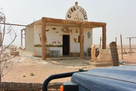 das Café "Jilili" an der Straßenkreuzung in der Wüste