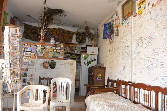 Schutz vor dem Sandsturm im Café