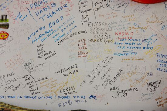 Dekorationen an den Wänden des Cafés