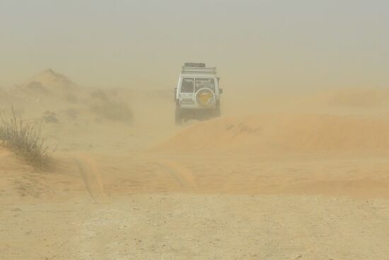 schlechte Sichtverhältnisse und Sand auf der Straße