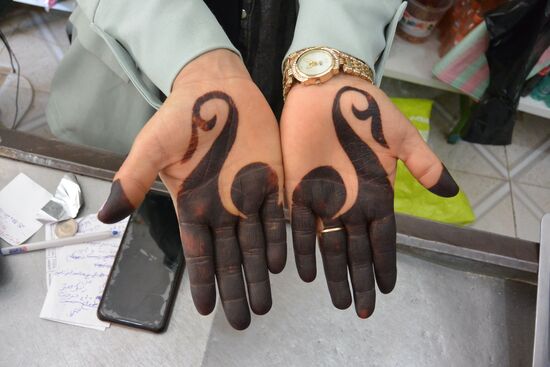 Henna Tattoo einer Kassiererin