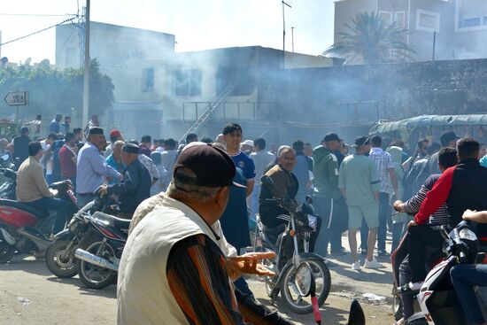 schwarzer Rauch quillt aus den Toröffnungen