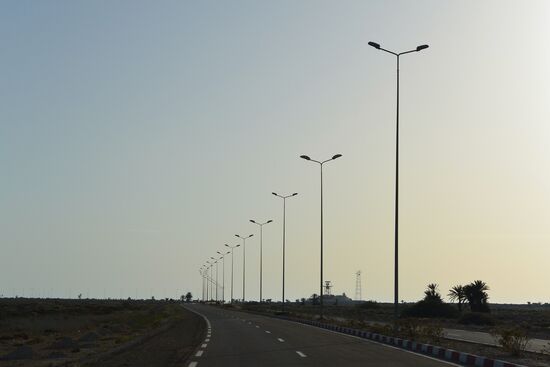 autobahnähnliche Straße zum Flughafen von Djerba