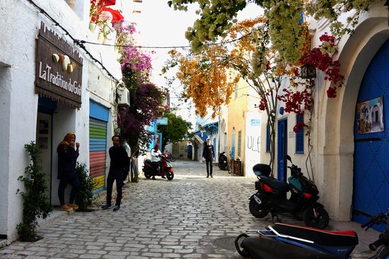 blütenreiche Straße in Houmt Souk
