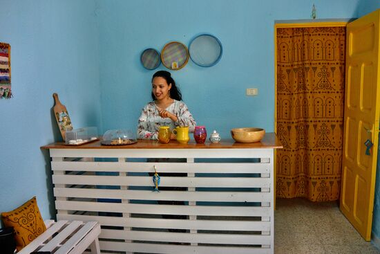 Sabrine hinter ihrem Tresen