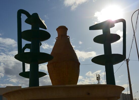 übergroße Keramiken auf dem zentralen Kreisverkehr