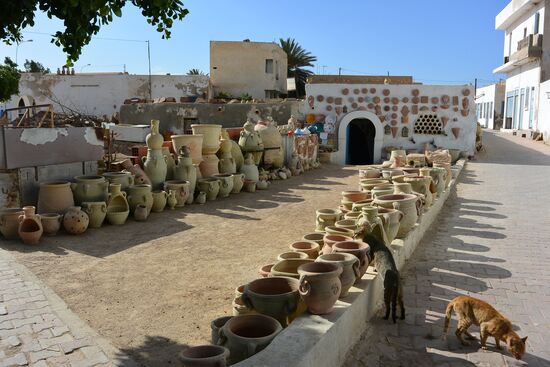 an einer Straße in Guellala