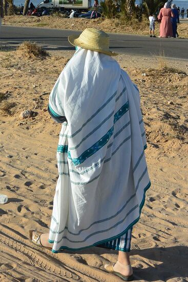 Frau in Djerbakleidung