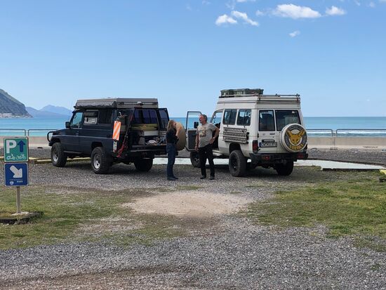 Jetzt sieht unser Fahrzeugensemble schon aus wie eine kleine Expedition.