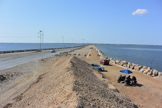 der sechs Kilometer lange Damm im Bau