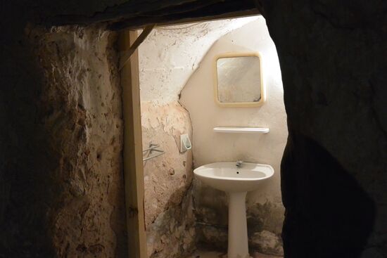 Sanitärraum in einer Höhlenwohnung