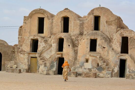 Mabrouka auf dem Weg zu ihren Verkaufsräumen