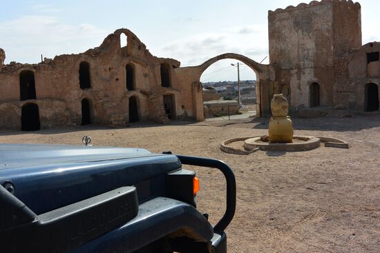 Abfahrt durch den Steinbogen über der Einfahrt