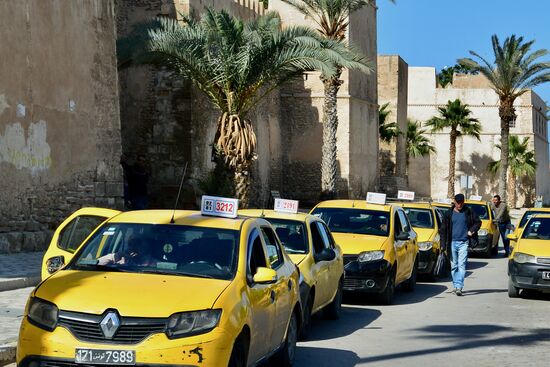 die gelbe Taxiflotte vor den Toren