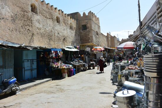 Marktstände außerhalb der Mauer