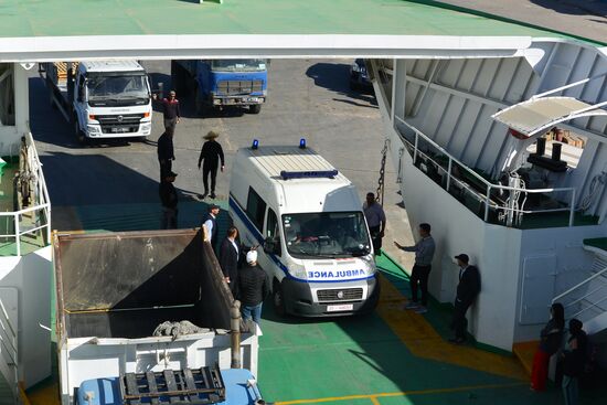 mit Blaulicht auf die Fähre