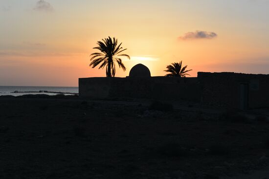 Sonnenuntergang hinter der Moschee "Sidi fon khal"