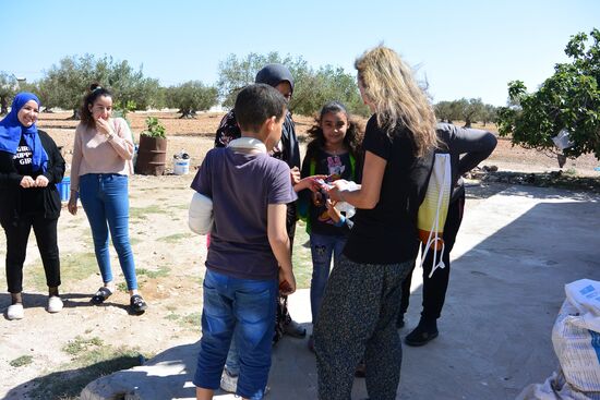 Gabi verteilt Stifte an die Kinder