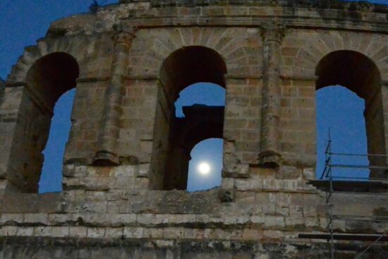 der volle Mond hinter alten Mauern