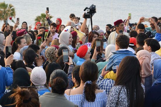 die Menschenmenge wird immer größer