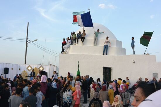 . . . mittlerweile wurden auch die Fahnen zur Kuppel der weißen Moschee herauf gereicht