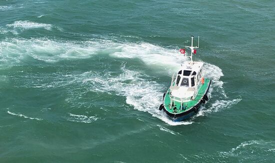 . . . dann prescht mit voller Fahrt das Lotsenschiff heran.