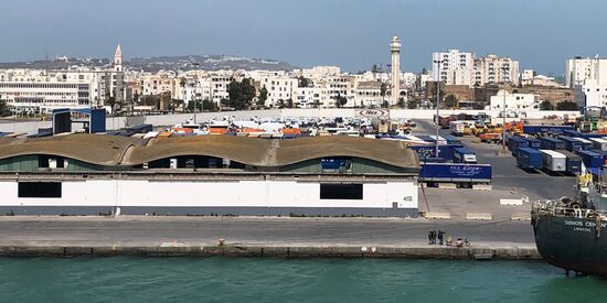 Die Abfertigungshallen der Einreisebehörden.