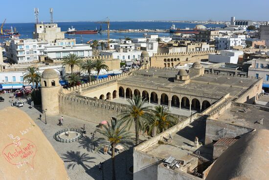 Blick vom Turm des Ribat auf die Moschee von Sousse