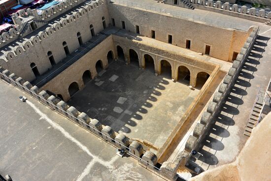 der Hof der alten Festungsanlage (Ribat)