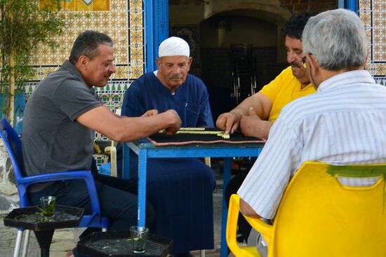 Dominospieler vorm Café