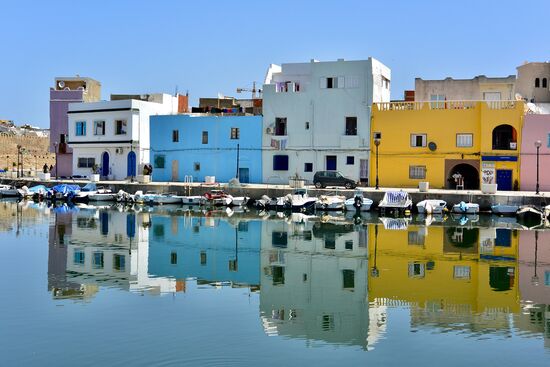 eine bunte Hafenzeile auf der anderen Seite