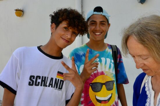 zwei Jungs bitten um ein Fotoshooting