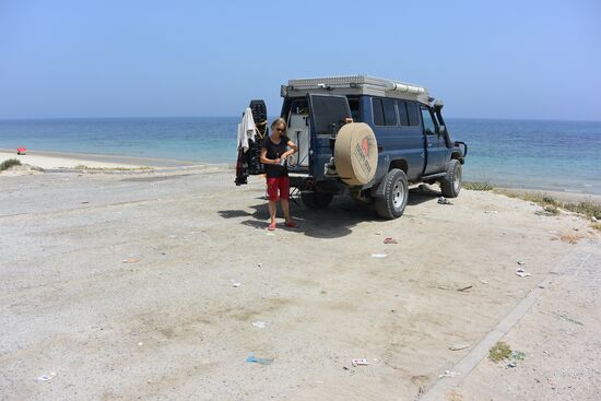 der Parkplatz oberhalb des Strandes von Ras Jebal