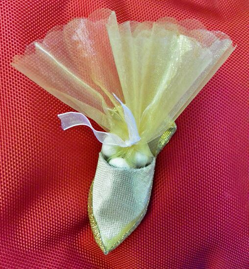 Pantöffelchen mit Zuckerdragees.
Geschenk an die Gäste des muslimischen Beschneidungsfestes.