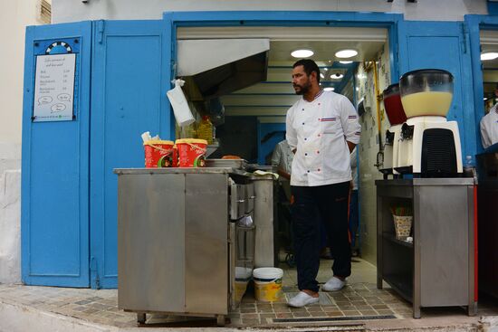 der Bäcker freut sich, dass uns seine Mahfout so gut schmecken