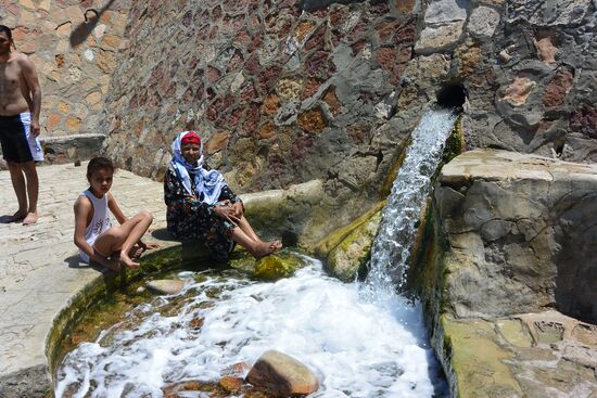 zu heiß, um die Füße darin zu einzutauchen