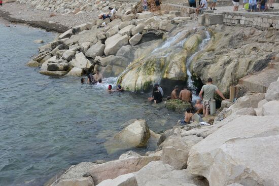 unterhalb der heißen Quelle wird gebadet