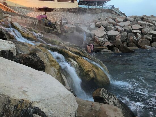 Nebel wabern im Dämmerlicht über dem heißen Wasser aus dem Berg