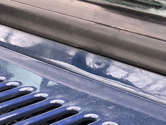 Unsere neue Delle direkt unter der Frontscheibe.