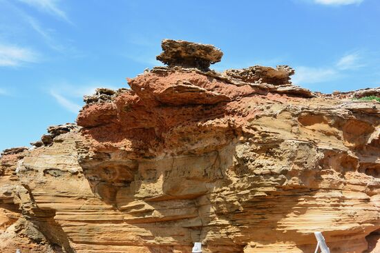harte, von den Winden in scharfen, ziselierten Konturen ausgeschliffene Steinformationen