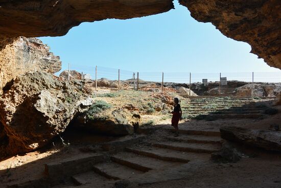 der Eingang in die Höhlen der Steinbrüche