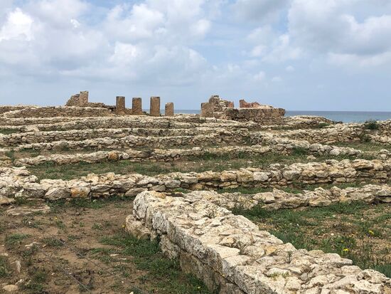 Grundmauern der Gebäude an den alten Straßen