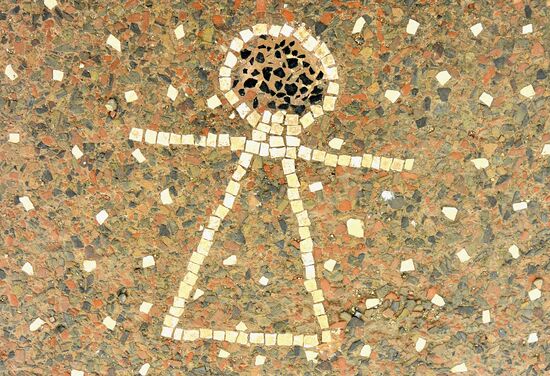 Darstellung der Tanit, der Lebensgöttin, mit einem Gesicht aus schwarzem Obsidian