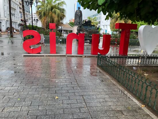 "I love Tunis" - vor Panzer und Heiligenstatue